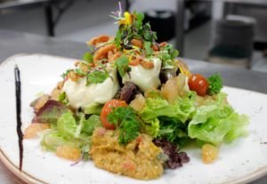 Ensalada templada con changurro, chips de bogavante y espuma de curry